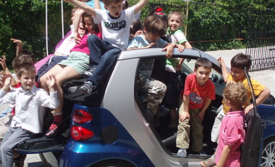 De 1 Iunie, Roxana Ciuhulescu a bagat 22 de copii intr-un Smart de 2 locuri, Sambata ProMotor, 11:15, Pro TV!_1
