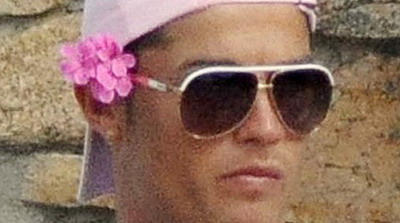 FOTO / Ronaldo s-a intrecut pe sine - a purtat o floare roz la ureche_1