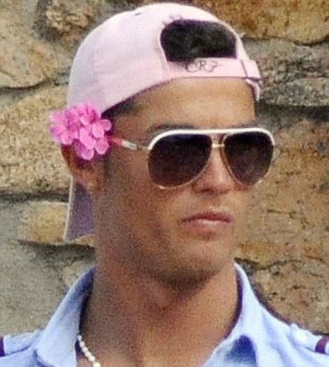 FOTO / Ronaldo s-a intrecut pe sine - a purtat o floare roz la ureche_3