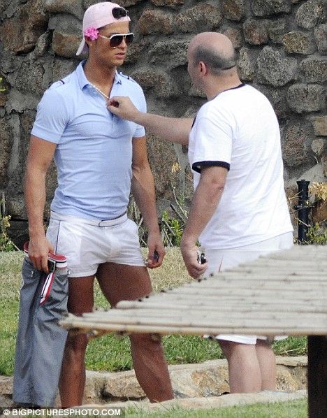 FOTO / Ronaldo s-a intrecut pe sine - a purtat o floare roz la ureche_5