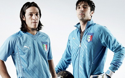 FOTO: Italia si-a lansat tricourile&nbsp;in care se va duela cu Brazilia la Cupa Confederatiilor!
