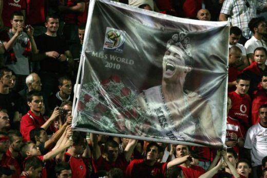 Albanezii l-au numit pe Ronaldo "Miss World 2010"! Albania 1-2 Portugalia_2