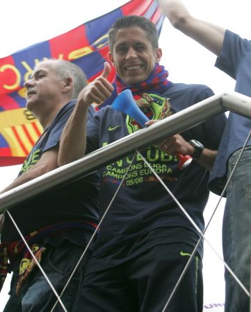 Sylvinho, un DOMN isi ia ADIO! Vezi cele mai tari 30 de poze cu Sylvinho in tricoul Barcelonei!_27