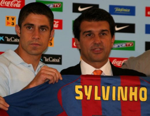 Sylvinho, un DOMN isi ia ADIO! Vezi cele mai tari 30 de poze cu Sylvinho in tricoul Barcelonei!_13