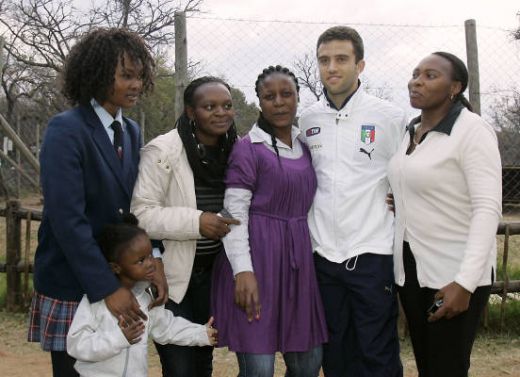 Italienii se antreneaza cu leii! Vezi superfoto cu Toni, De Rossi si Cannavaro in Africa!_11