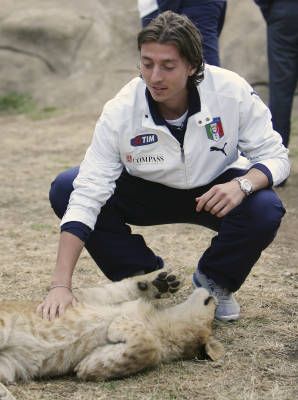 Italienii se antreneaza cu leii! Vezi superfoto cu Toni, De Rossi si Cannavaro in Africa!_2