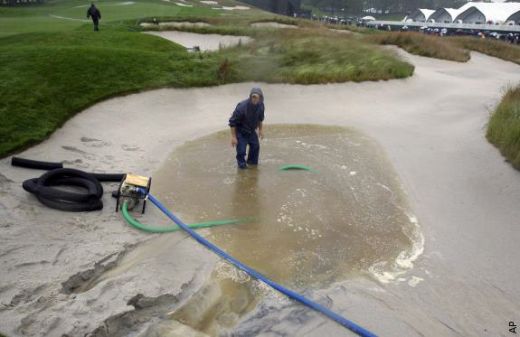 Super FOTO: Tiger Woods, aproape inghitit de ape la US Open!_10
