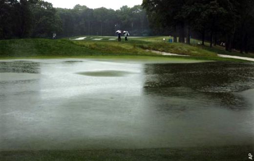 Super FOTO: Tiger Woods, aproape inghitit de ape la US Open!_5