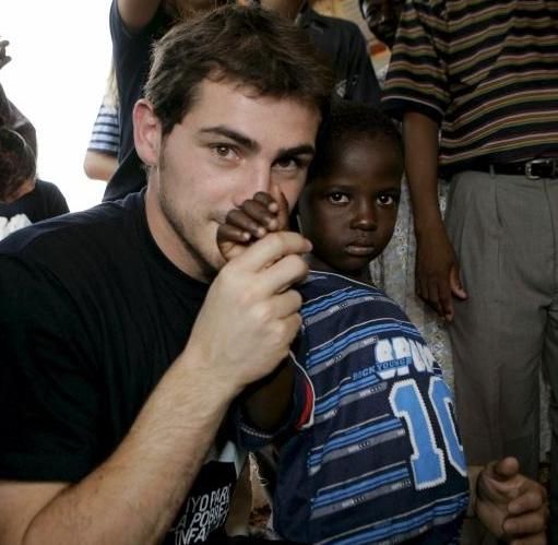 VIDEO / Casillas a facut senzatie printre copiii saraci din Mali!_4