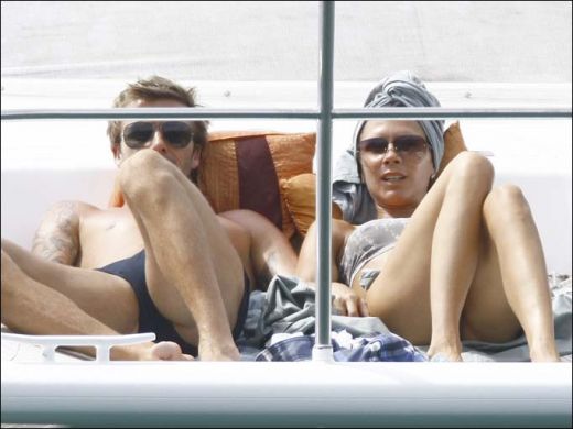 FOTO: David si Victoria Beckham fac plaja pe un yacht, in Oceanul Indian!_12