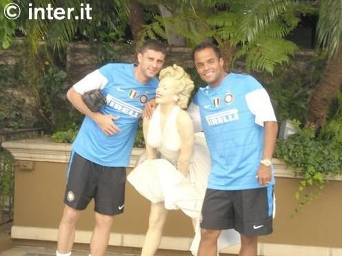 FOTO: Chivu si jucatorii lui Inter, langa cea mai frumoasa femeie din istorie!_12