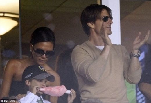 FOTO + VIDEO: David Beckham, alungat de fani sub ochii sotiei si ai lui Tom Cruise!_15