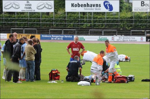 FOTO: Un fotbalist danez, in coma dupa ce a fost lovit de un fulger pe teren!_3