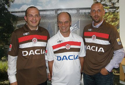 Dacia, in locul prostituatelor! Vezi ce echipa din Germania e sponsorizata de Dacia!_2