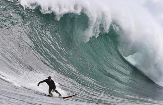 FOTO: Nebunie la surfing printre valuri URIASE!_5