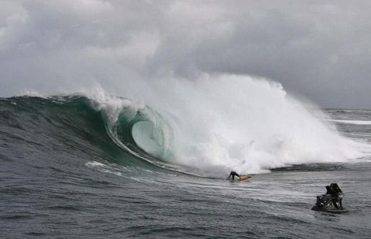 FOTO: Nebunie la surfing printre valuri URIASE!_1