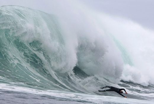 FOTO: Nebunie la surfing printre valuri URIASE!_4