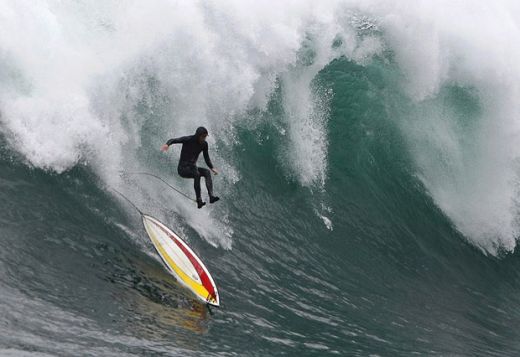 FOTO: Nebunie la surfing printre valuri URIASE!_6