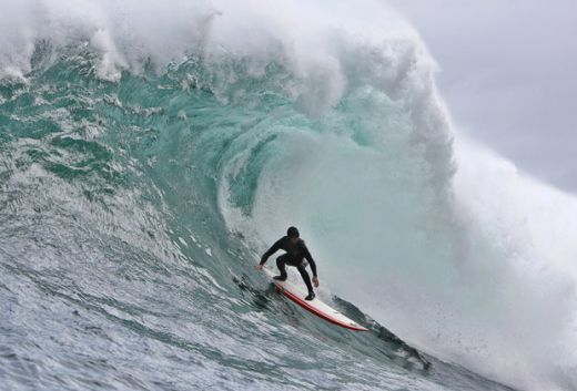 FOTO: Nebunie la surfing printre valuri URIASE!_7