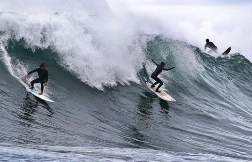 FOTO: Nebunie la surfing printre valuri URIASE!_10
