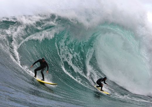 FOTO: Nebunie la surfing printre valuri URIASE!_8
