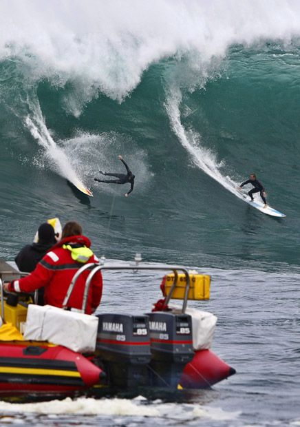 FOTO: Nebunie la surfing printre valuri URIASE!_9