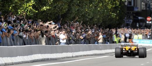 FOTO Si-a gasit drumul! 150.000 de oameni au fost la inaugurarea strazii Alonso din Spania!_5