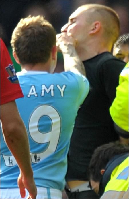 VIDEO / Bad boy Bellamy a pocnit un fan chiar in timpul meciului United - City!_2