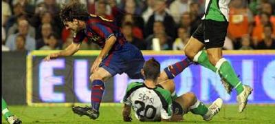 FOTO: Sepsi l-a facut KO pe Messi in Racing - Barca! Vezi cum l-a faultat_1