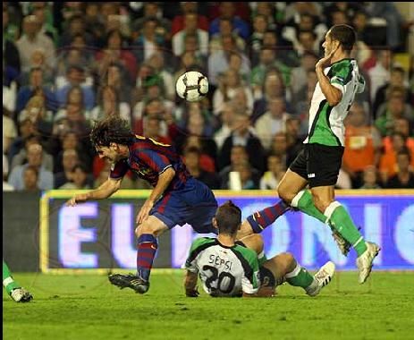 FOTO: Sepsi l-a facut KO pe Messi in Racing - Barca! Vezi cum l-a faultat_3