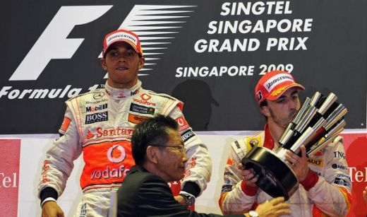 Hamilton a castigat in nocturna la Singapore!_5