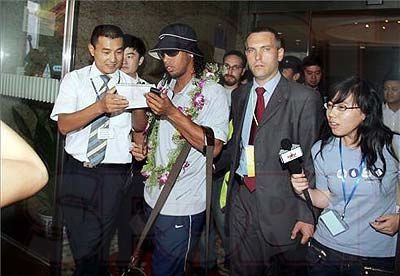 Te faci chinez daca il injuri pe Ronaldinho?! Vezi galerie foto_8