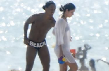 Ronaldinho lasa Barcelona pentru fotbal pe plaja_13
