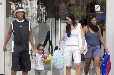 Ronaldinho lasa Barcelona pentru fotbal pe plaja_2