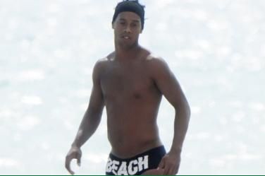Ronaldinho lasa Barcelona pentru fotbal pe plaja_4