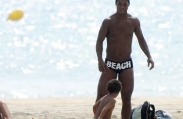 Ronaldinho lasa Barcelona pentru fotbal pe plaja_5