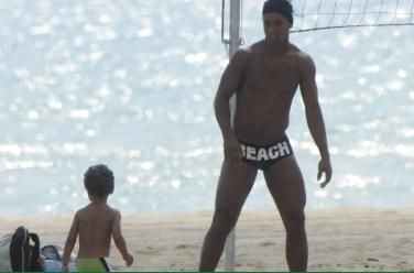Ronaldinho lasa Barcelona pentru fotbal pe plaja_6