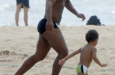 Ronaldinho lasa Barcelona pentru fotbal pe plaja_7