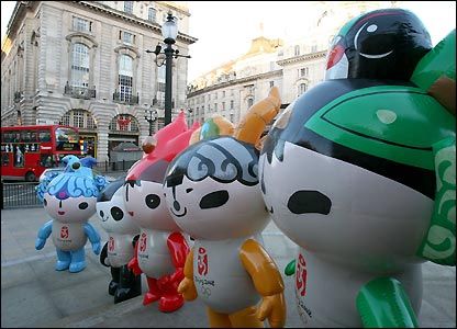 Manie in China! Mascotele de la Olimpiada ii obsedeaza pe chinezi!_5