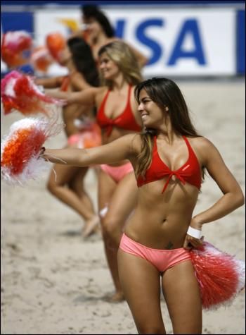 Daca nu suporti frigul, majoretele de la fotbal pe plaja te invita la Rio!_1