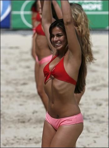 Daca nu suporti frigul, majoretele de la fotbal pe plaja te invita la Rio!_2