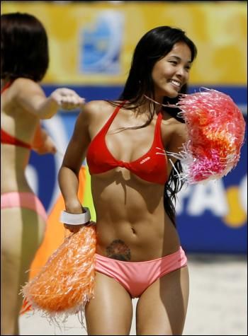 Daca nu suporti frigul, majoretele de la fotbal pe plaja te invita la Rio!_4