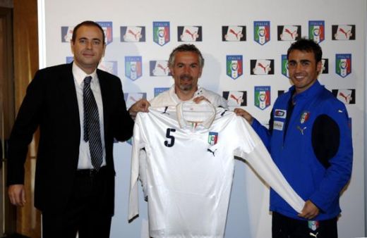 Vezi cum arata noul echipament al Italiei pentru Euro 2008!_4