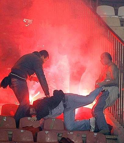 Razboi pe stadion! Ultrasii Stelei Rosii au atacat fortele de ordine!_8