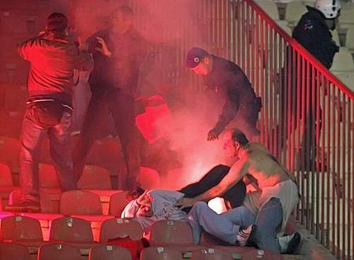 Razboi pe stadion! Ultrasii Stelei Rosii au atacat fortele de ordine!_9