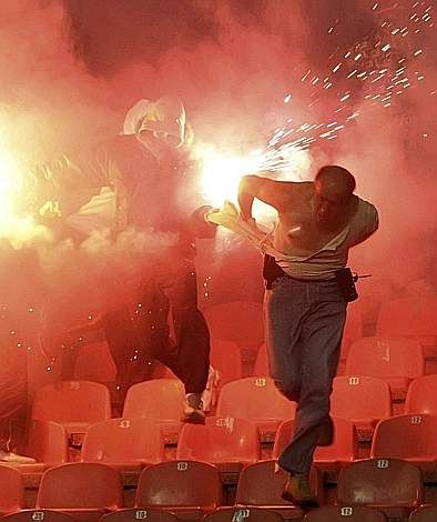 Razboi pe stadion! Ultrasii Stelei Rosii au atacat fortele de ordine!_4
