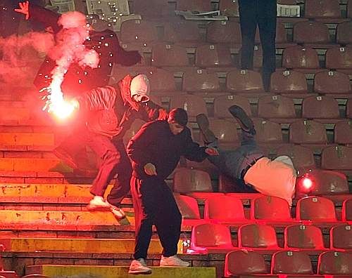 Razboi pe stadion! Ultrasii Stelei Rosii au atacat fortele de ordine!_5