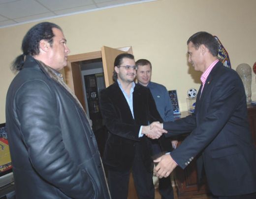 Moldovenii sunt in sarbatoare - Steven Seagal in vizita la Dacia Chisinau_1