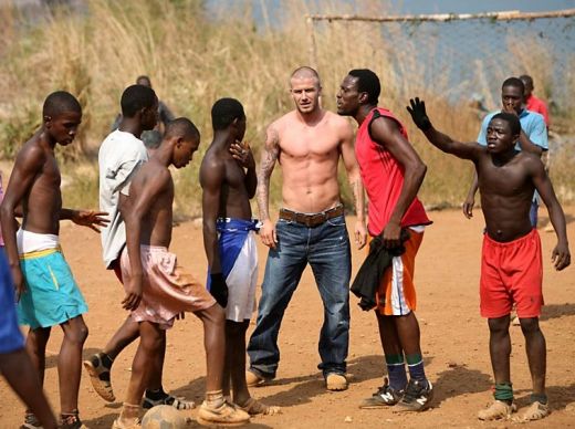 Beckham vrea sa salveze lumea! Vezi cum joaca Beckham fotbal cu tinerii din Sierra Leone!_1