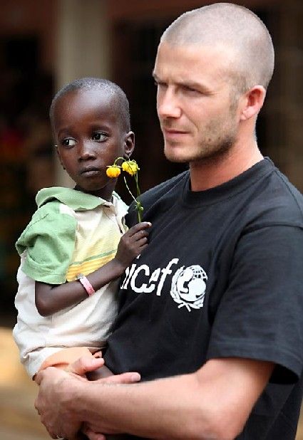 Beckham vrea sa salveze lumea! Vezi cum joaca Beckham fotbal cu tinerii din Sierra Leone!_2